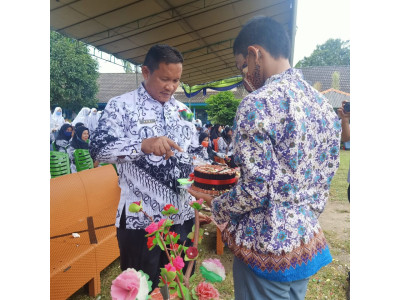 Pemotongan Kue Oleh Kepala Sekolah SMA Negeri 1 Kelapa